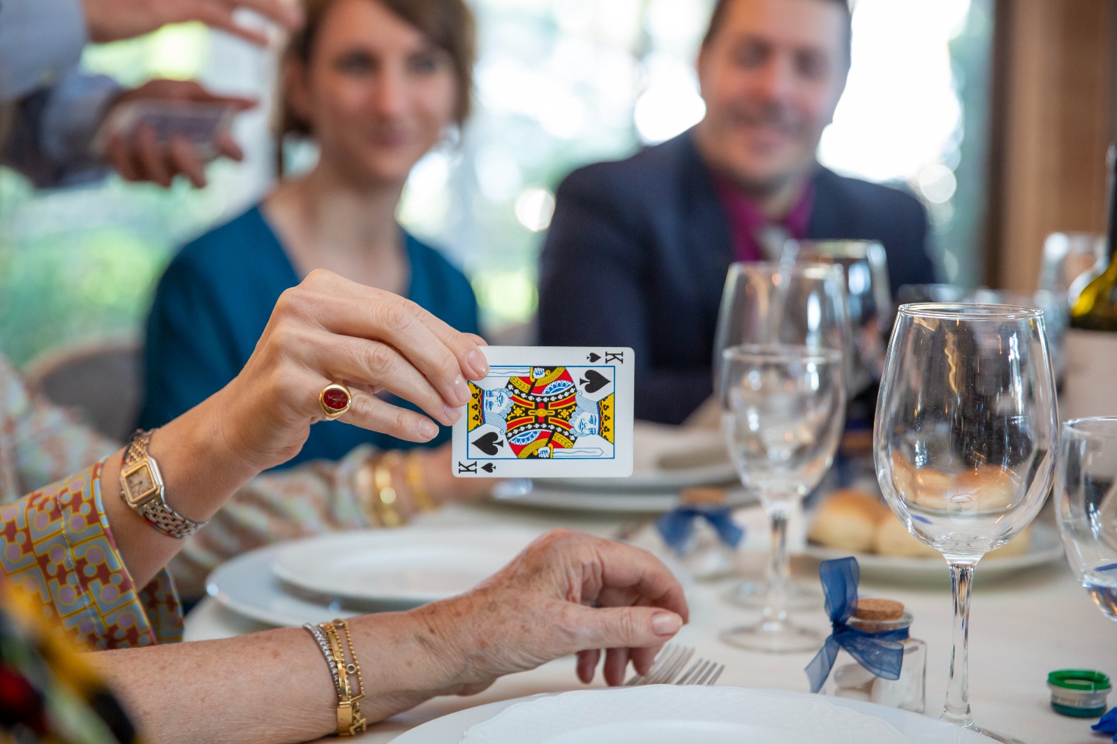 Una carta da gioco al centro di un effetto di micromagia al tavolo