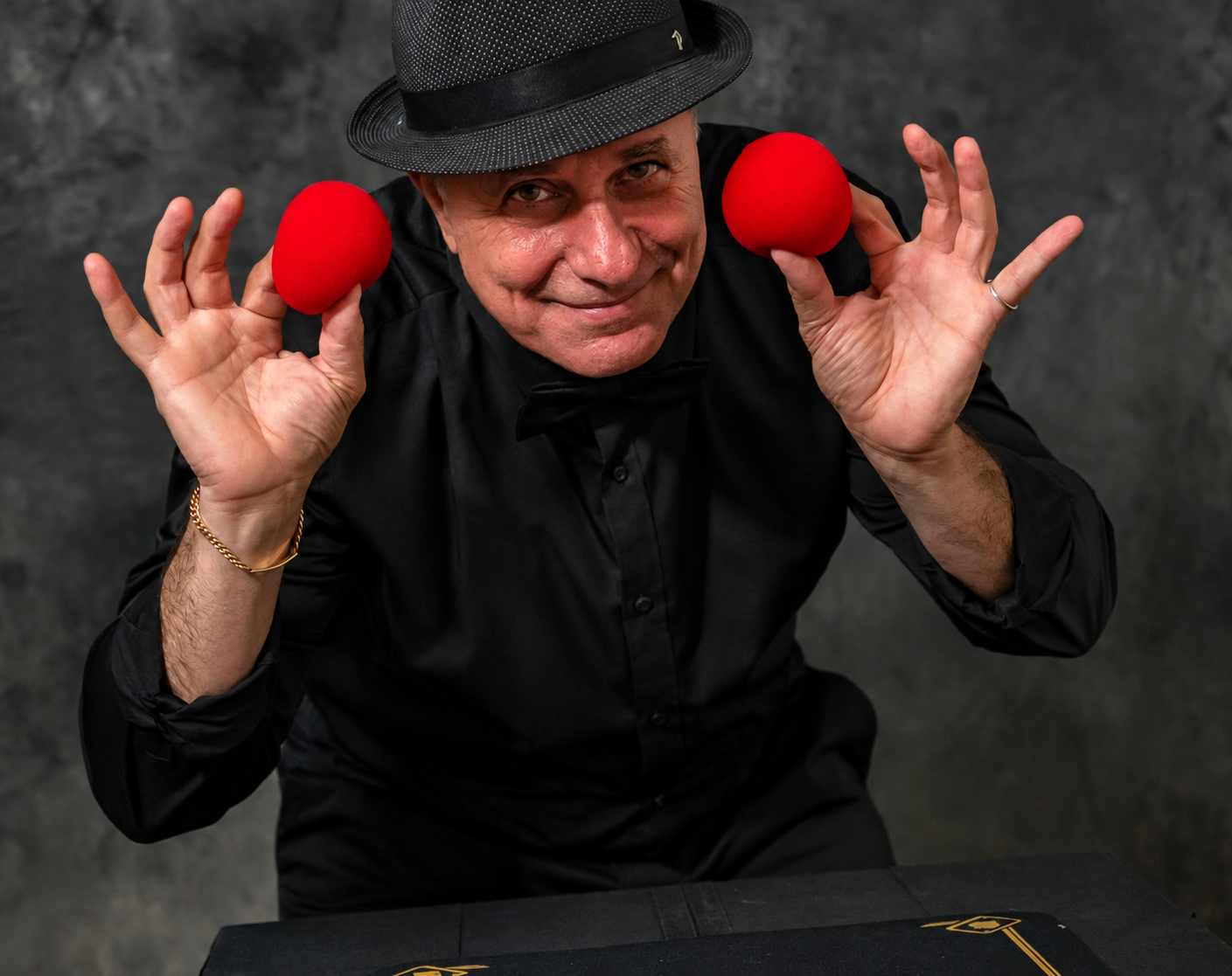 Paolo Musetti mostra due palline rosse durante una performance di micromagia