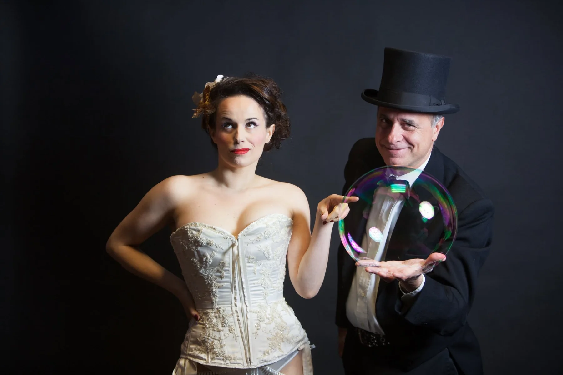 Paolo Musetti con una sposa durante una performance di bubble art