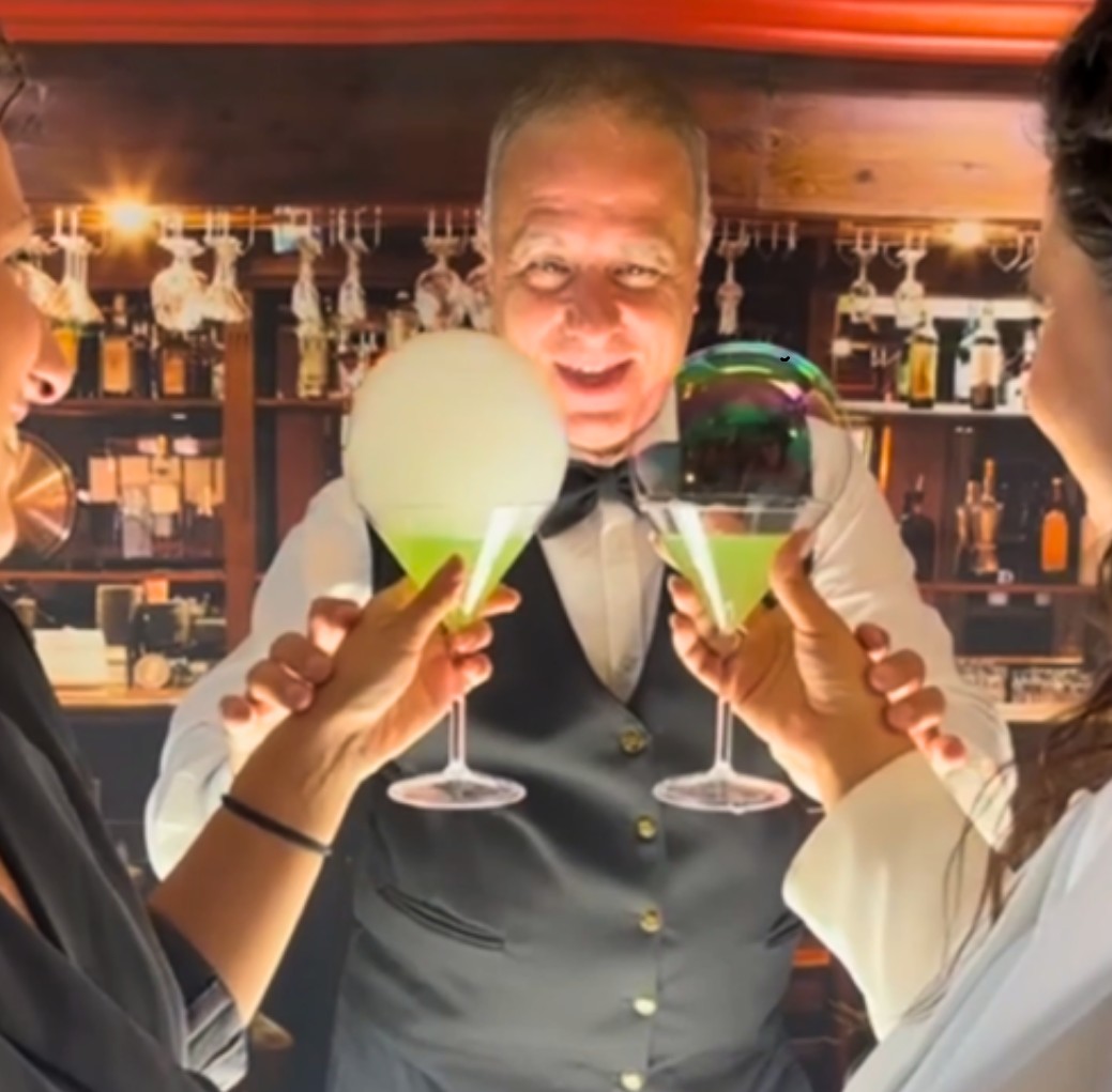 Ospiti ricevono creazioni di bolle su calici al Bubble Bar
