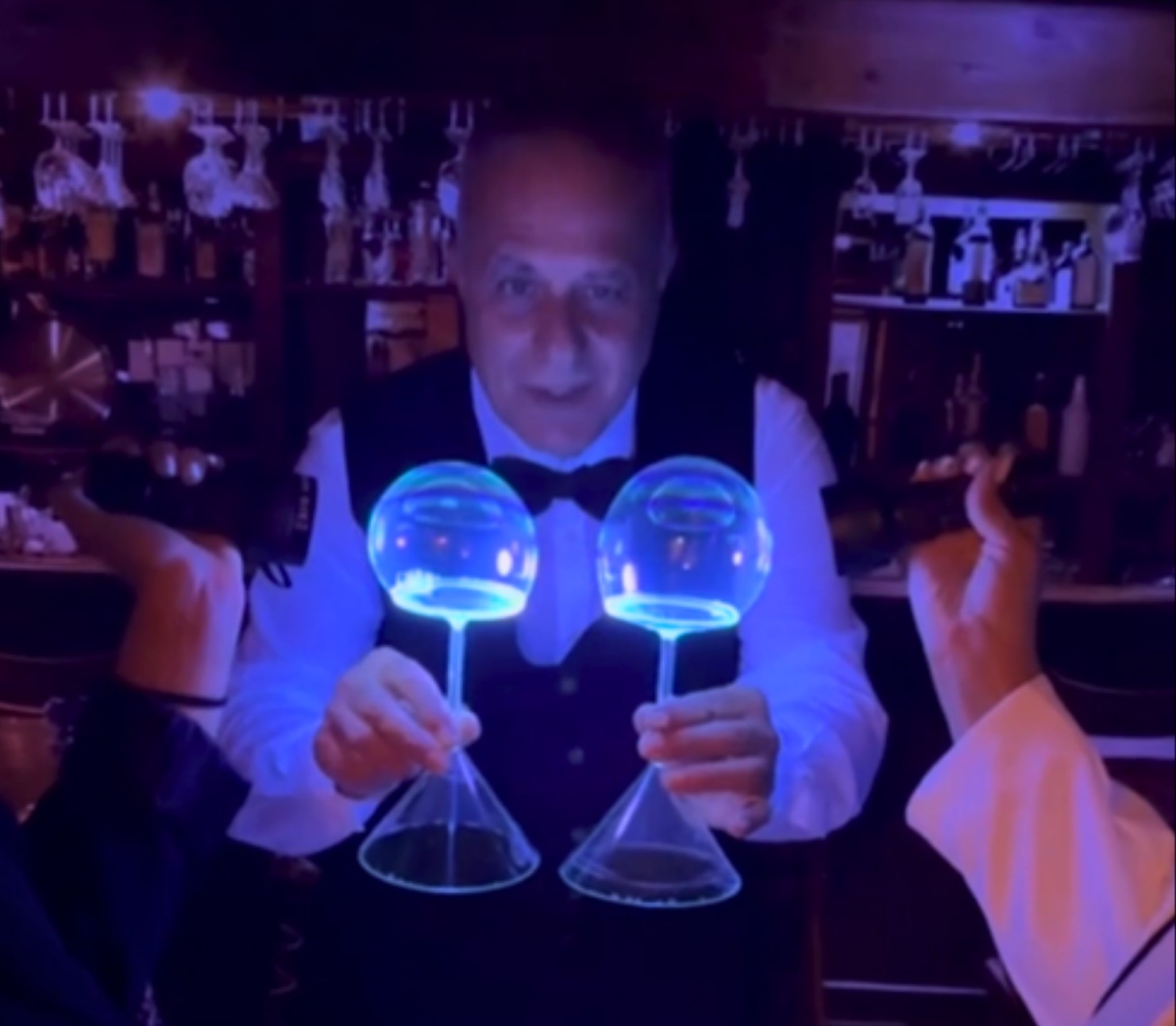 Creazioni luminose del Bubble Bar durante un matrimonio