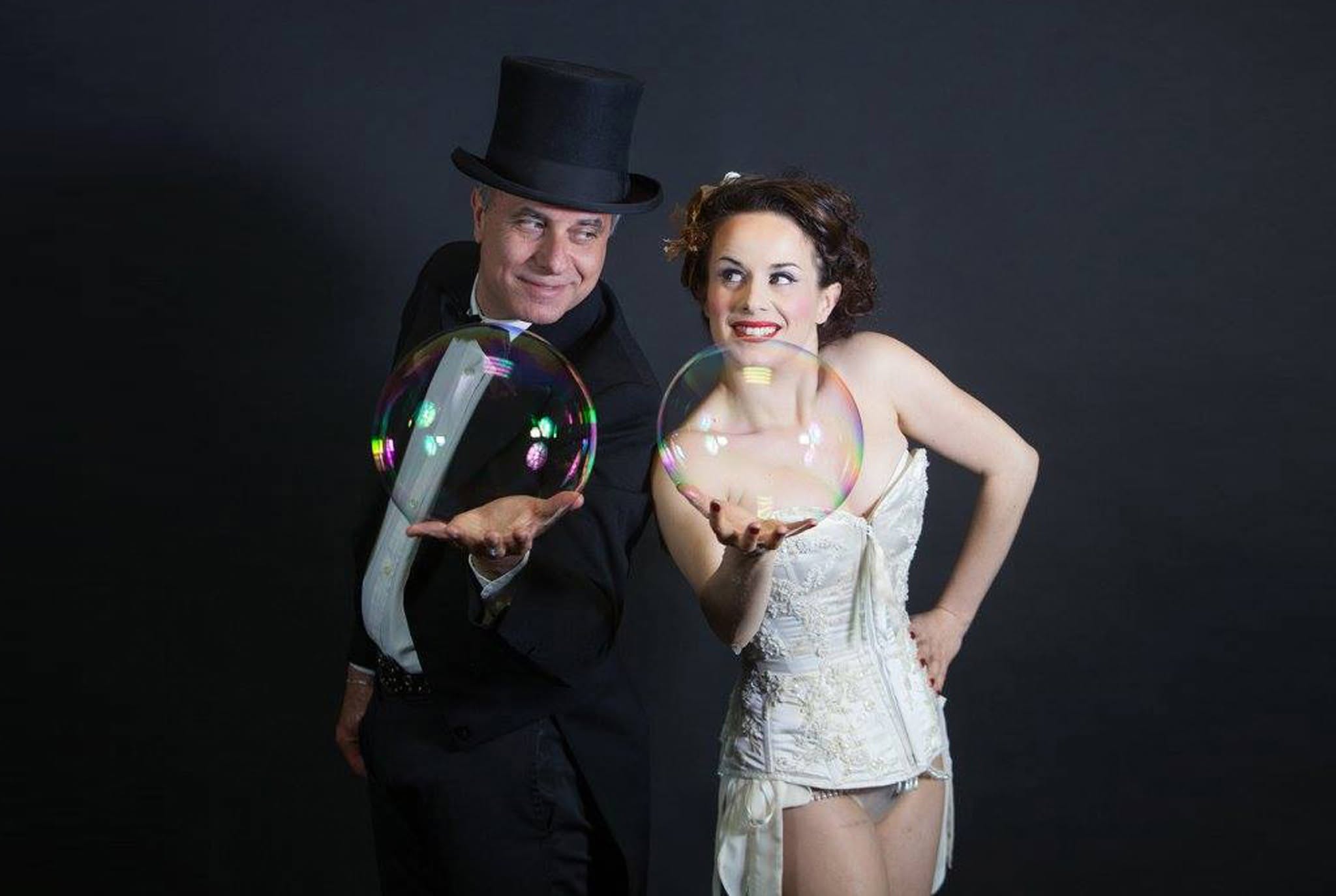 Paolo Musetti con una performer durante una fotografia artistica con bolle